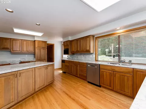 Kitchen - 15995 NEilers Rd, Aurora, OR 97002 photo 2 of 3