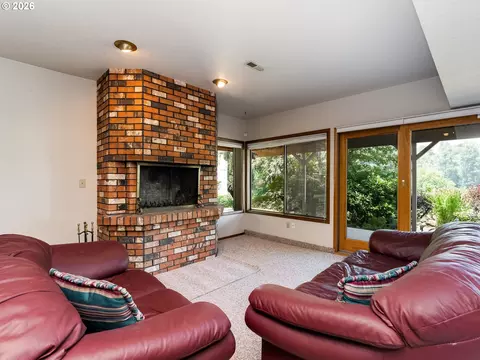 Living - 15995 NEilers Rd, Aurora, OR 97002 photo 5 of 6