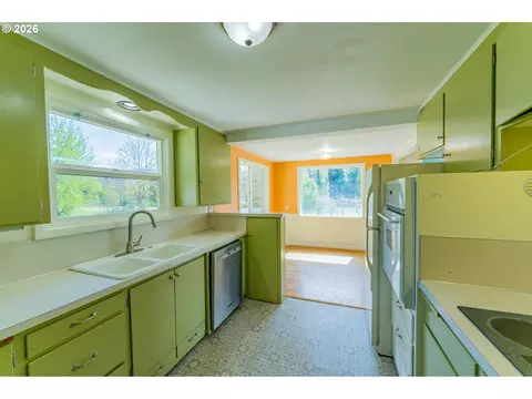 Kitchen - 35271 Mckenzie View Dr, Springfield, OR 97478 photo 2 of 2