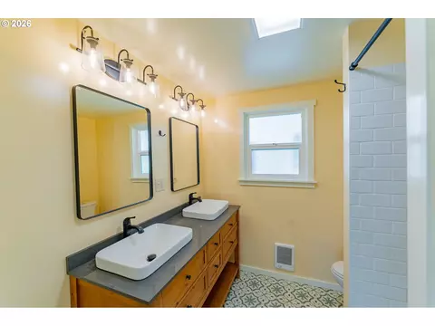 Bath - 35271 Mckenzie View Dr, Springfield, OR 97478 photo 1 of 4