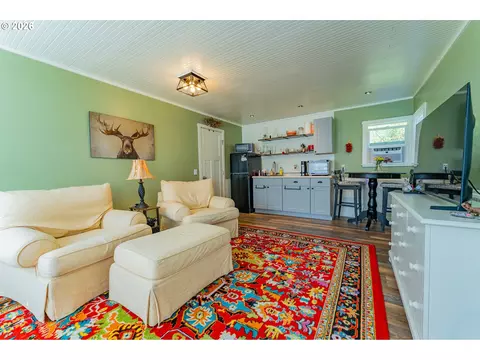 Living - 35271 Mckenzie View Dr, Springfield, OR 97478 photo 4 of 4