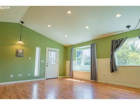 Living - 35271 Mckenzie View Dr, Springfield, OR 97478 photo 3 of 4