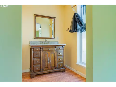 Bath - 35271 Mckenzie View Dr, Springfield, OR 97478 photo 2 of 4