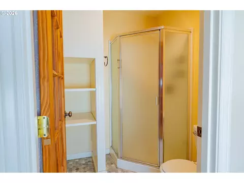 Bath - 35271 Mckenzie View Dr, Springfield, OR 97478 photo 3 of 4
