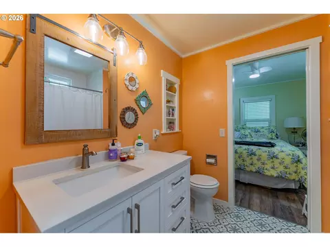 Bath - 35271 Mckenzie View Dr, Springfield, OR 97478 photo 4 of 4