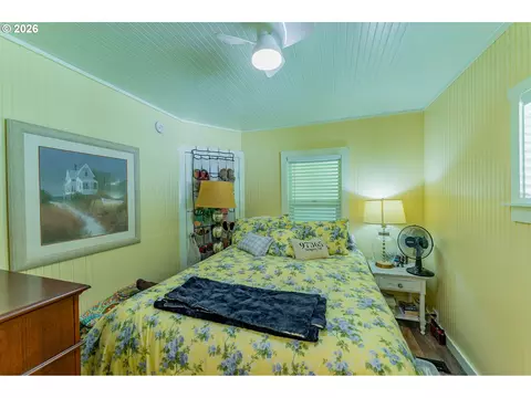 Bedroom - 35271 Mckenzie View Dr, Springfield, OR 97478 photo 3 of 3