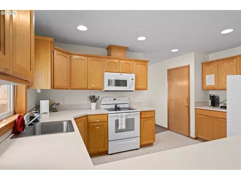 Kitchen - 5087 SE 16th Dr, Gresham, OR 97080 photo 5 of 6