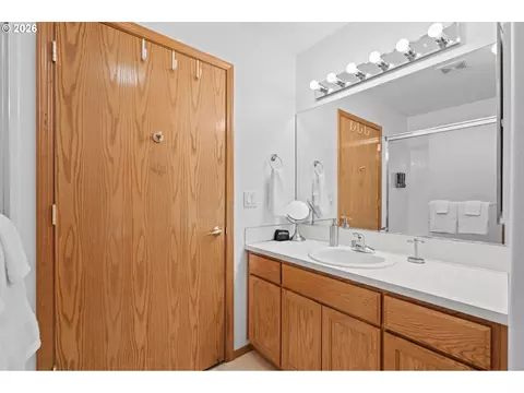 Bath - 5087 SE 16th Dr, Gresham, OR 97080 photo 3 of 3