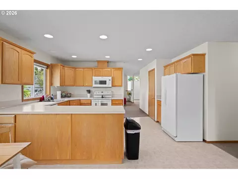 Kitchen - 5087 SE 16th Dr, Gresham, OR 97080 photo 4 of 6