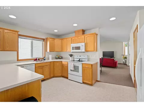 Kitchen - 5087 SE 16th Dr, Gresham, OR 97080 photo 3 of 6