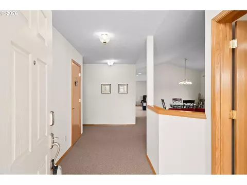 Entry Way - 5087 SE 16th Dr, Gresham, OR 97080 photo 2 of 3