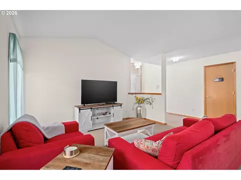 Living - 5087 SE 16th Dr, Gresham, OR 97080 photo 2 of 4
