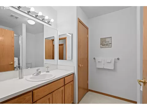 Bath - 5087 SE 16th Dr, Gresham, OR 97080 photo 2 of 3