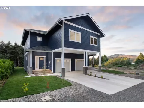 2217 SE 14th St, Lincoln City, OR 97367
