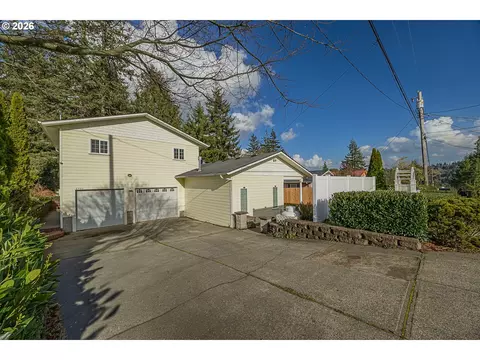 1740 Pennsylvania Ave, Coos Bay, OR 97420