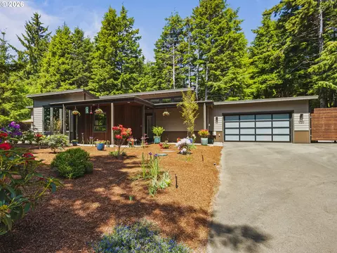 1020 NW Terrace St, Waldport, OR 97394
