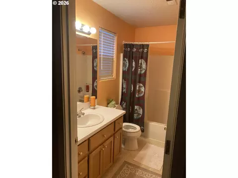 Bath - 2499 N Holladay St, Cornelius, OR 97113 photo 2 of 3