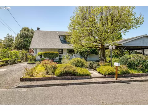 1223 W 9th St, Coquille, OR 97423