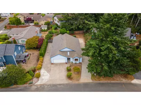 925 Chickses Dr, Coos Bay, OR 97420