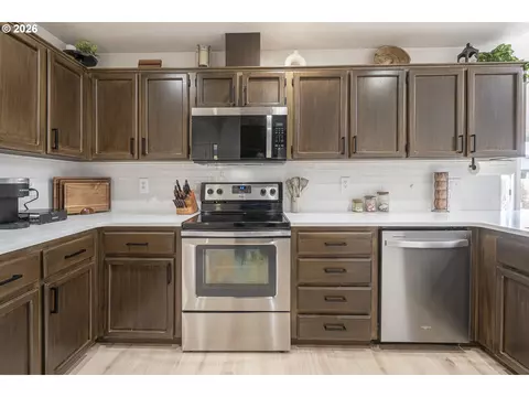 Kitchen - 824 Edgewood Dr, Newberg, OR 97132 photo 4 of 4