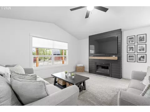 Living - 824 Edgewood Dr, Newberg, OR 97132 photo 3 of 4
