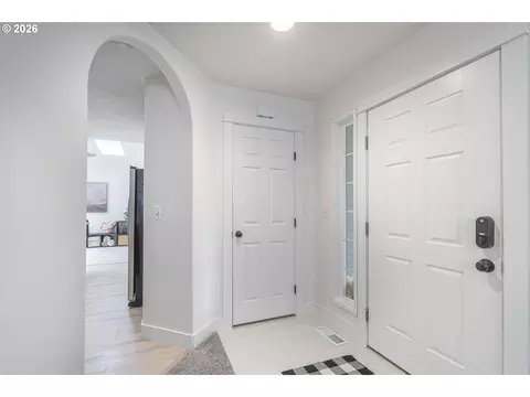 Entry Way - 824 Edgewood Dr, Newberg, OR 97132 photo 1 of 1