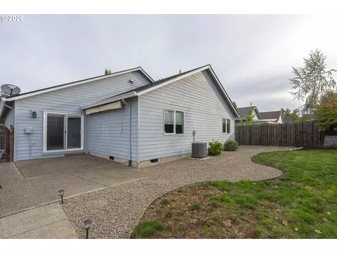 Exterior - 824 Edgewood Dr, Newberg, OR 97132 photo 8 of 9