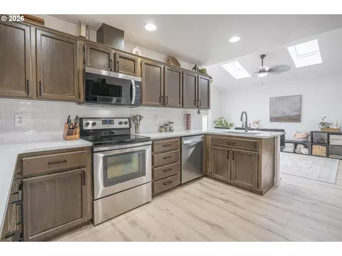 Kitchen - 824 Edgewood Dr, Newberg, OR 97132 photo 2 of 4