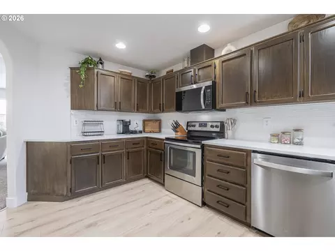Kitchen - 824 Edgewood Dr, Newberg, OR 97132 photo 3 of 4