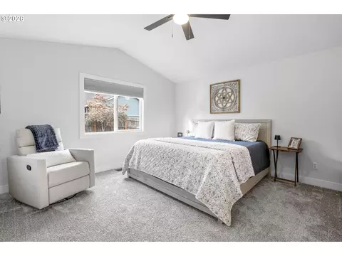 Bedroom - 824 Edgewood Dr, Newberg, OR 97132 photo 1 of 4