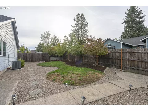 Exterior - 824 Edgewood Dr, Newberg, OR 97132 photo 6 of 9