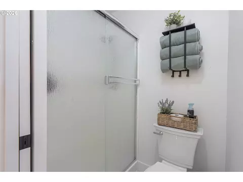 Bath - 824 Edgewood Dr, Newberg, OR 97132 photo 2 of 2