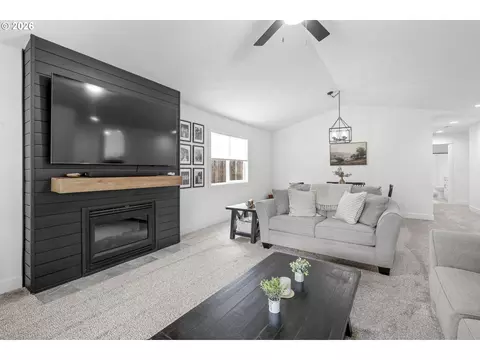 Living - 824 Edgewood Dr, Newberg, OR 97132 photo 1 of 4