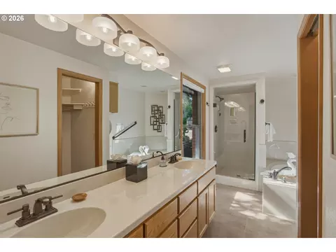 Bath - 3301 Bardell Ave, Eugene, OR 97401 photo 1 of 2
