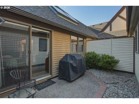 Exterior - 3301 Bardell Ave, Eugene, OR 97401 photo 5 of 6