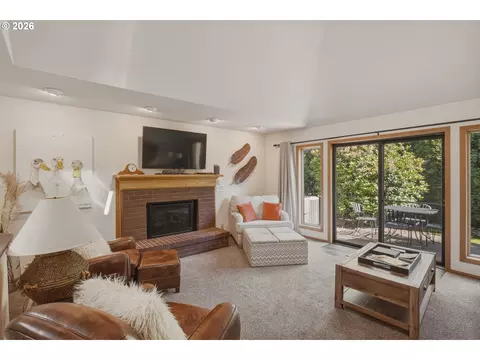 Living - 3301 Bardell Ave, Eugene, OR 97401 photo 3 of 4
