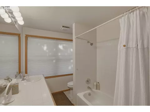 Bath - 3301 Bardell Ave, Eugene, OR 97401 photo 2 of 2