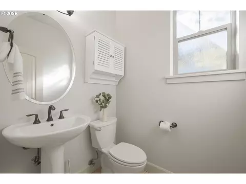 Bath - 2659 Hendricks Ridge Dr, Eugene, OR 97403 photo 5 of 5