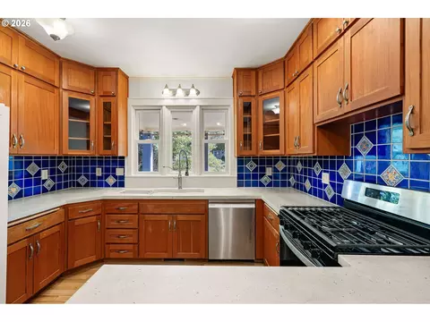 Kitchen - 3190 W 18th Ave, Eugene, OR 97402 photo 2 of 3