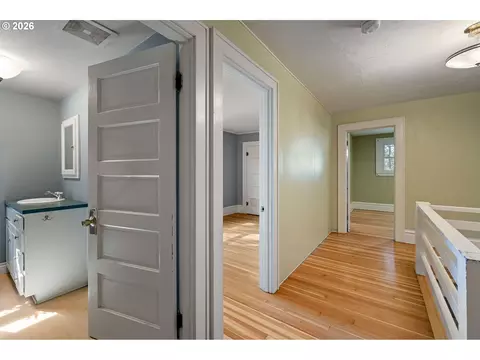 Entry Way - 3190 W 18th Ave, Eugene, OR 97402 photo 1 of 3