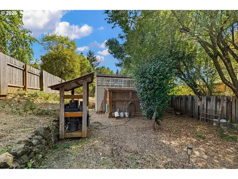 Exterior - 3190 W 18th Ave, Eugene, OR 97402 photo 11 of 12