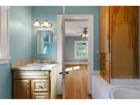 Bath - 3190 W 18th Ave, Eugene, OR 97402 photo 2 of 4