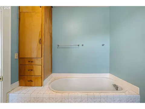 Bath - 3190 W 18th Ave, Eugene, OR 97402 photo 1 of 4