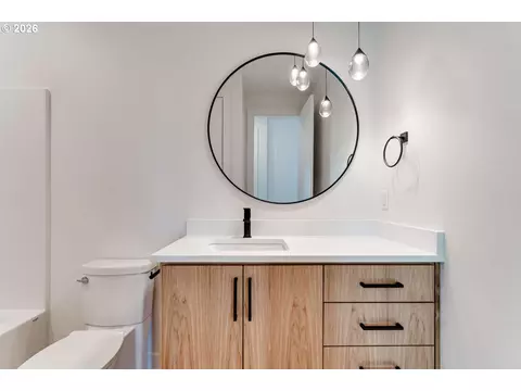 Bath - 2624 Gilham Rd, Eugene, OR 97408 photo 2 of 6