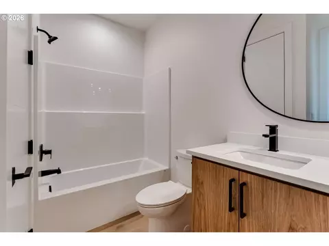 Bath - 2624 Gilham Rd, Eugene, OR 97408 photo 3 of 6