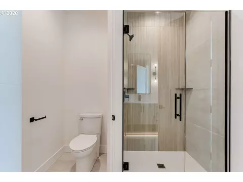 Bath - 2624 Gilham Rd, Eugene, OR 97408 photo 6 of 6
