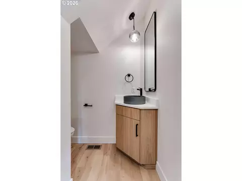 Bath - 2624 Gilham Rd, Eugene, OR 97408 photo 1 of 6