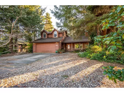 1040 4th St SE, Bandon, OR 97411