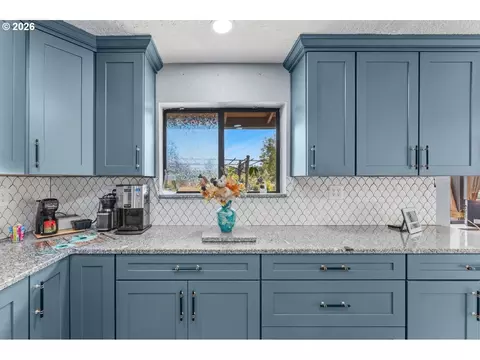 Kitchen - 38100 SE Coupland Rd, Estacada, OR 97023 photo 5 of 6