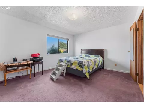 Bedroom - 38100 SE Coupland Rd, Estacada, OR 97023 photo 3 of 6